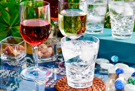透明プラスチックタンブラーとワイングラス